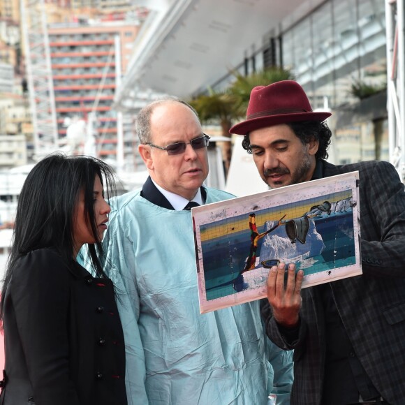 Le prince Albert II de Monaco a découvert (et signé) la fresque monumentale réalisée par le street artist brésilien Eduardo Kobra, en présence de Luciana de Montigny, présidente de l'association Brasil Monaco Project, sur le quai du Yacht Club de Monaco le 18 mars 2019. Kobra s'est inspiré du tableau de Dali "La persistance de la mémoire" (1931) et ses fameuses montres molles pour représenter la fonte de la banquise et mettre en évidence l'urgence climatique. ©Bruno Bebert/Bestimage