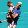 Novak Djokovic avec son fils Stefan au Hard Rock Stadium à Miami le 23 mars 2019, au lendemain de sa victoire contre Tomic pour son entrée en lice dans le Masters 1000 de Miami.