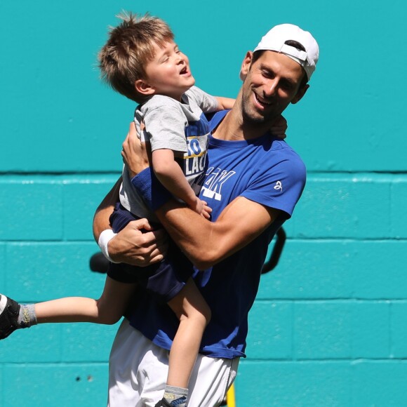 Novak Djokovic avec son fils Stefan au Hard Rock Stadium à Miami le 23 mars 2019, au lendemain de sa victoire contre Tomic pour son entrée en lice dans le Masters 1000 de Miami.