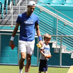 Novak Djokovic avec son fils Stefan au Hard Rock Stadium à Miami le 23 mars 2019, au lendemain de sa victoire contre Tomic pour son entrée en lice dans le Masters 1000 de Miami.