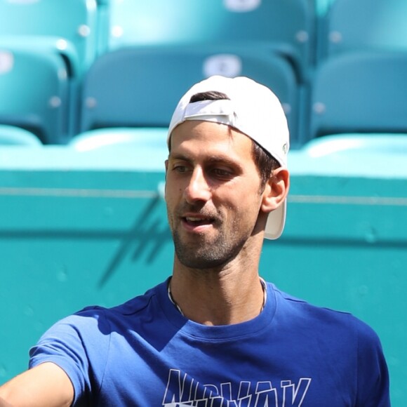 Novak Djokovic avec son fils Stefan au Hard Rock Stadium à Miami le 23 mars 2019, au lendemain de sa victoire contre Tomic pour son entrée en lice dans le Masters 1000 de Miami.