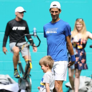 Novak Djokovic avec son fils Stefan au Hard Rock Stadium à Miami le 23 mars 2019, au lendemain de sa victoire contre Tomic pour son entrée en lice dans le Masters 1000 de Miami.