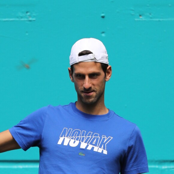 Novak Djokovic avec son fils Stefan au Hard Rock Stadium à Miami le 23 mars 2019, au lendemain de sa victoire contre Tomic pour son entrée en lice dans le Masters 1000 de Miami.