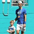Novak Djokovic avec son fils Stefan au Hard Rock Stadium à Miami le 23 mars 2019, au lendemain de sa victoire contre Tomic pour son entrée en lice dans le Masters 1000 de Miami.