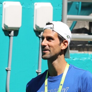 Novak Djokovic avec son fils Stefan au Hard Rock Stadium à Miami le 23 mars 2019, au lendemain de sa victoire contre Tomic pour son entrée en lice dans le Masters 1000 de Miami.