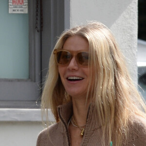 Exclusif - Gwyneth Paltrow arrive souriante à un rendez-vous à Los Angeles le 20 février 2019. 20/02/2019 - Los Angeles