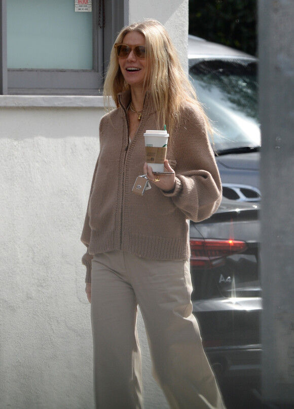 Exclusif - Gwyneth Paltrow arrive souriante à un rendez-vous à Los Angeles le 20 février 2019. 20/02/2019 - Los Angeles