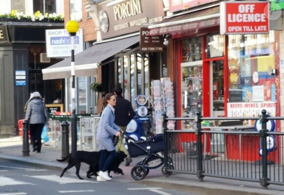 Exclusif - Pippa Middleton se promène avec son fils Arthur Michael William Matthews et ses deux chiens à Londres, le 25 mars 2019.