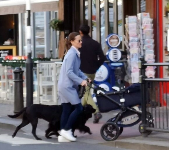 Exclusif - Pippa Middleton se promène avec son fils Arthur Michael William Matthews et ses deux chiens à Londres, le 25 mars 2019.