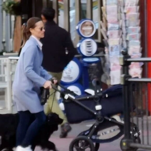 Exclusif - Pippa Middleton se promène avec son fils Arthur Michael William Matthews et ses deux chiens à Londres, le 25 mars 2019.