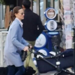 Exclusif - Pippa Middleton se promène avec son fils Arthur Michael William Matthews et ses deux chiens à Londres, le 25 mars 2019.