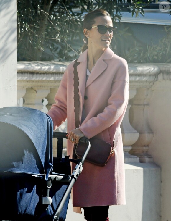 Exclusif - Pippa Middleton profite du soleil de Londres pour sortir son fils Arthur en poussette le 27 février 2019.