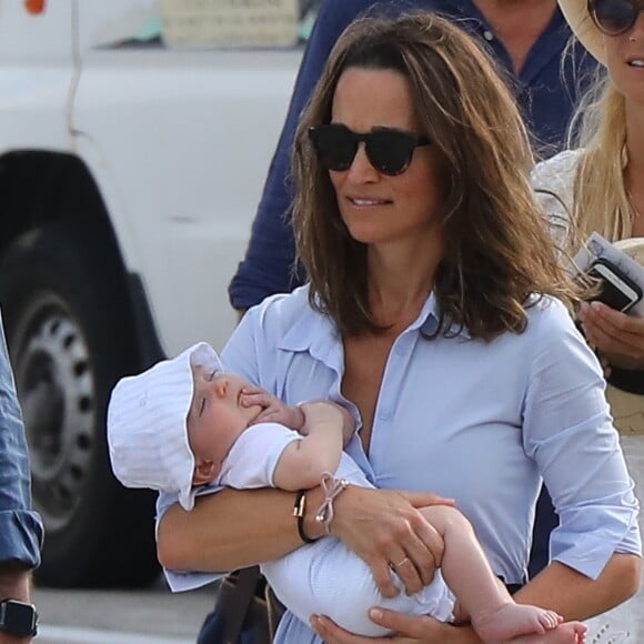 Pippa Middleton, son mari James Matthews, leur fils Arthur et toute la famille Middleton, dont les parents de Pippa, Carole et Michael, son frère James et sa compagne Alizee Thevenet, quittent Saint-Barthélemy. C'est la fin des vacances. Le 8 janvier 2019