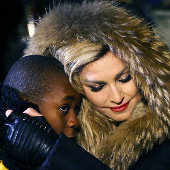 Exclusif - Madonna se recueille avec son fils David sur la place de la République vers 1h00 du matin après son concert à l'AccorHotels Arena (Bercy) à Paris le 9 décembre 2015. Madonna accompagnée de son guitariste a improvisé une prestation en acoustique de Ghosttown, Imagine de John Lennon et son tube Like a Prayer en hommage aux victimes des attentats terroristes de Paris.