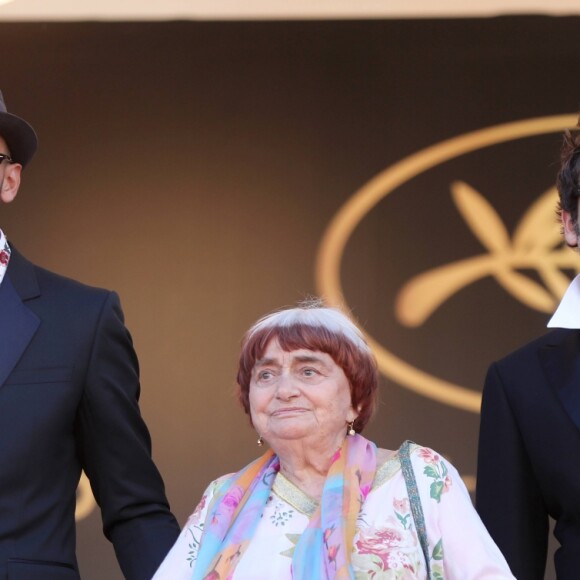 L'artiste JR, Agnès Varda et Matthieu Chedid (Le chanteur M) - Montée des marches du film "Visages, Villages" lors du 70e Festival International du Film de Cannes. Le 19 mai 2017. © Borde-Jacovides-Moreau/Bestimage