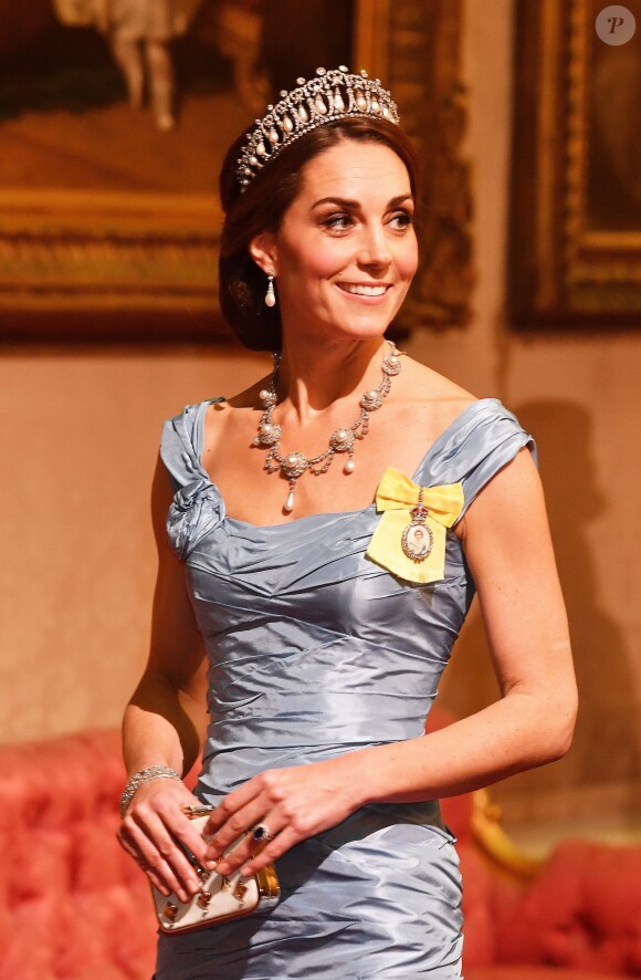 Kate Middleton porte la tiare "Lover's Knot" que portait Diana. Les souverains néerlandais assistent à un banquet d'Etat au palais de Buckingham de Londres, lors de leur visite d'État au Royaume-Uni, le 23 octobre 2018.