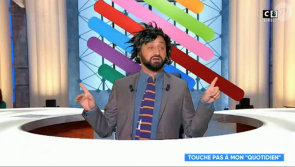 Cyril Hanouna déguisé en Yann Barthès dans "Touche pas à mon poste" le 1er avril 2019.