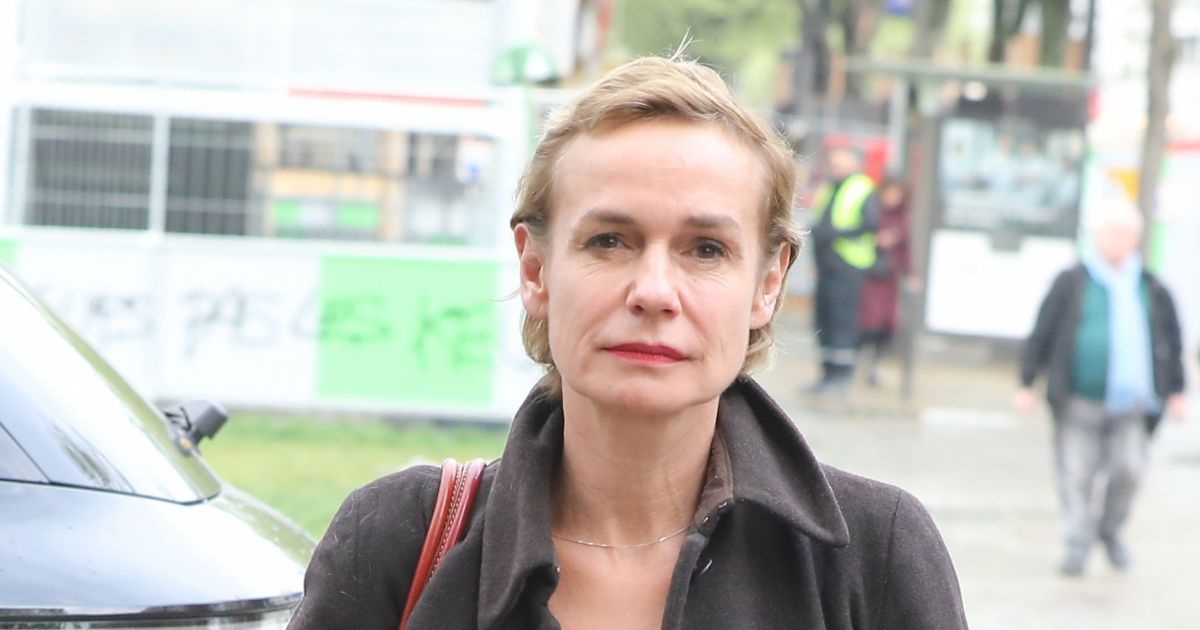 Sandrine Bonnaire arrive à l'hommage à Agnès Varda à la Cinémathèque