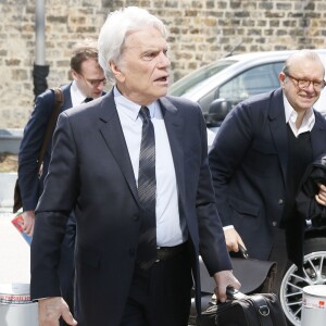 Bernard Tapie arrive au tribunal accompagné par son avocat Hervé Témime à Paris le 1er avril 2019.