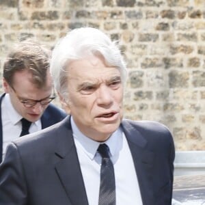 Bernard Tapie arrive au tribunal accompagné par son avocat Hervé Témime à Paris le 1er avril 2019.