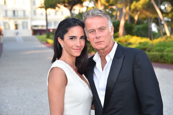 Exclusif - Franck Dubosc, l'acteur et humoriste français, et son épouse, Danièle, portant une parure de bijoux signée Messika, durant le 5eme gala annuel de l'unité d'Antibes Juan les Pins, Vallauris, Golfe Juan, de la Croix Rouge française dans le cadre du prestigieux hôtel Eden Roc au Cap d'Antibes, le 10 juin 2017. Plus de 240 convives auront répondu présents à l'invitation de la présidente de l'unité locale M Roman. Les fonds récoltés pendant cette soirée, seront dédiés aux actions sur le terrain au quotidien (centre de santé, aide alimentaire, samu social, insertion professionnelle des jeunes, formations aux premiers secours) ainsi que à l'achat de matériel d'urgence et de secours. Une sculpture "Bonbon", a été offerte par l'artiste L Jenkell, pour la vente aux enchères. Le parrain de cette soirée, cette année, est l'acteur F Dubosc, qui a pris le temps d'être présent et disponible et qui n'a pas hésité à proposer un lot supplémentaire pour la tombola, ses enfants pendant une semaine, histoire de... Une partie des dons collectés pendant la soirée de Gala sera dédiée à une action en faveur des enfants et familles victimes de l'attentat du 14 juillet de Nice. © Bruno Bébert/Bestimage