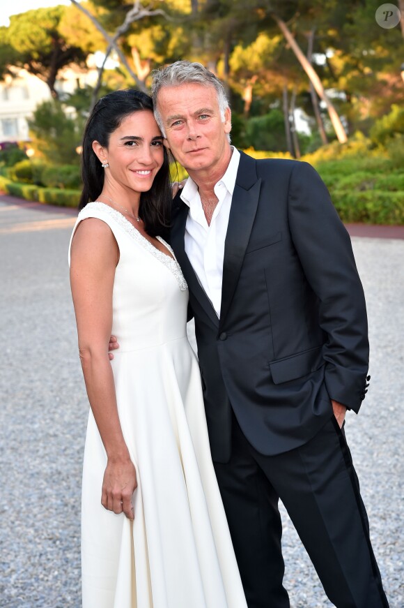 Exclusif - Franck Dubosc, l'acteur et humoriste français, et son épouse, Danièle, portant une parure de bijoux signée Messika, durant le 5eme gala annuel de l'unité d'Antibes Juan les Pins, Vallauris, Golfe Juan, de la Croix Rouge française dans le cadre du prestigieux hôtel Eden Roc au Cap d'Antibes, le 10 juin 2017. Plus de 240 convives auront répondu présents à l'invitation de la présidente de l'unité locale M Roman. Les fonds récoltés pendant cette soirée, seront dédiés aux actions sur le terrain au quotidien (centre de santé, aide alimentaire, samu social, insertion professionnelle des jeunes, formations aux premiers secours) ainsi que à l'achat de matériel d'urgence et de secours. Une sculpture "Bonbon", a été offerte par l'artiste L Jenkell, pour la vente aux enchères. Le parrain de cette soirée, cette année, est l'acteur F Dubosc, qui a pris le temps d'être présent et disponible et qui n'a pas hésité à proposer un lot supplémentaire pour la tombola, ses enfants pendant une semaine, histoire de... Une partie des dons collectés pendant la soirée de Gala sera dédiée à une action en faveur des enfants et familles victimes de l'attentat du 14 juillet de Nice. © Bruno Bébert/Bestimage
