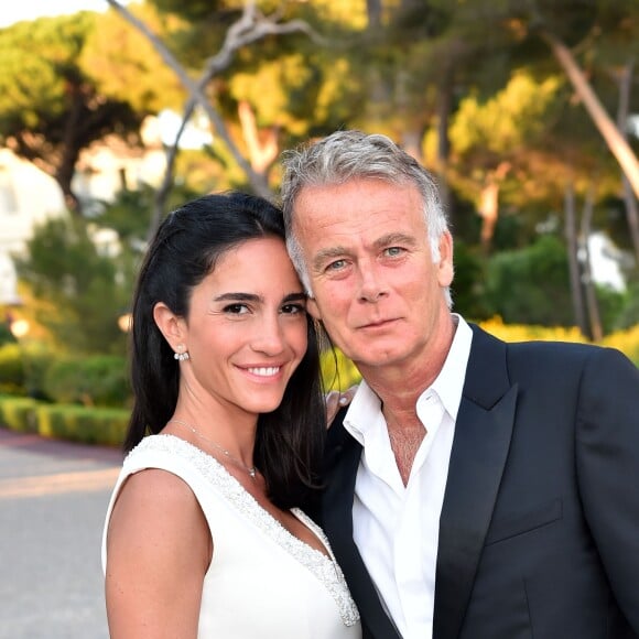 Exclusif - Franck Dubosc, l'acteur et humoriste français, et son épouse, Danièle, portant une parure de bijoux signée Messika, durant le 5eme gala annuel de l'unité d'Antibes Juan les Pins, Vallauris, Golfe Juan, de la Croix Rouge française dans le cadre du prestigieux hôtel Eden Roc au Cap d'Antibes, le 10 juin 2017. Plus de 240 convives auront répondu présents à l'invitation de la présidente de l'unité locale M Roman. Les fonds récoltés pendant cette soirée, seront dédiés aux actions sur le terrain au quotidien (centre de santé, aide alimentaire, samu social, insertion professionnelle des jeunes, formations aux premiers secours) ainsi que à l'achat de matériel d'urgence et de secours. Une sculpture "Bonbon", a été offerte par l'artiste L Jenkell, pour la vente aux enchères. Le parrain de cette soirée, cette année, est l'acteur F Dubosc, qui a pris le temps d'être présent et disponible et qui n'a pas hésité à proposer un lot supplémentaire pour la tombola, ses enfants pendant une semaine, histoire de... Une partie des dons collectés pendant la soirée de Gala sera dédiée à une action en faveur des enfants et familles victimes de l'attentat du 14 juillet de Nice. © Bruno Bébert/Bestimage