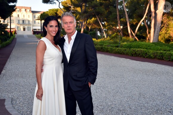 Exclusif - Franck Dubosc, l'acteur et humoriste français, et son épouse, Danièle, portant une parure de bijoux signée Messika, durant le 5eme gala annuel de l'unité d'Antibes Juan les Pins, Vallauris, Golfe Juan, de la Croix Rouge française dans le cadre du prestigieux hôtel Eden Roc au Cap d'Antibes, le 10 juin 2017. Plus de 240 convives auront répondu présents à l'invitation de la présidente de l'unité locale M Roman. Les fonds récoltés pendant cette soirée, seront dédiés aux actions sur le terrain au quotidien (centre de santé, aide alimentaire, samu social, insertion professionnelle des jeunes, formations aux premiers secours) ainsi que à l'achat de matériel d'urgence et de secours. Une sculpture "Bonbon", a été offerte par l'artiste L Jenkell, pour la vente aux enchères. Le parrain de cette soirée, cette année, est l'acteur F Dubosc, qui a pris le temps d'être présent et disponible et qui n'a pas hésité à proposer un lot supplémentaire pour la tombola, ses enfants pendant une semaine, histoire de... Une partie des dons collectés pendant la soirée de Gala sera dédiée à une action en faveur des enfants et familles victimes de l'attentat du 14 juillet de Nice. © Bruno Bébert/Bestimage