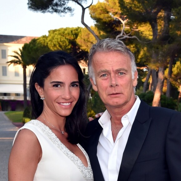 Exclusif - Franck Dubosc, l'acteur et humoriste français, et son épouse, Danièle, portant une parure de bijoux signée Messika, durant le 5eme gala annuel de l'unité d'Antibes Juan les Pins, Vallauris, Golfe Juan, de la Croix Rouge française dans le cadre du prestigieux hôtel Eden Roc au Cap d'Antibes, le 10 juin 2017. Plus de 240 convives auront répondu présents à l'invitation de la présidente de l'unité locale M Roman. Les fonds récoltés pendant cette soirée, seront dédiés aux actions sur le terrain au quotidien (centre de santé, aide alimentaire, samu social, insertion professionnelle des jeunes, formations aux premiers secours) ainsi que à l'achat de matériel d'urgence et de secours. Une sculpture "Bonbon", a été offerte par l'artiste L Jenkell, pour la vente aux enchères. Le parrain de cette soirée, cette année, est l'acteur F Dubosc, qui a pris le temps d'être présent et disponible et qui n'a pas hésité à proposer un lot supplémentaire pour la tombola, ses enfants pendant une semaine, histoire de... Une partie des dons collectés pendant la soirée de Gala sera dédiée à une action en faveur des enfants et familles victimes de l'attentat du 14 juillet de Nice. © Bruno Bébert/Bestimage