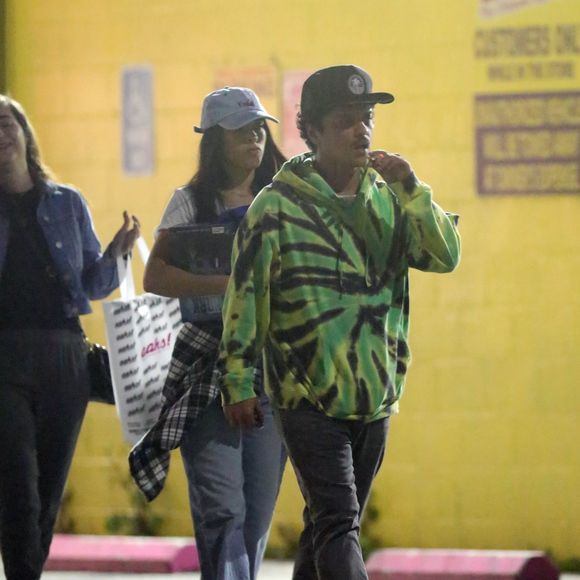 Exclusif - Bruno Mars et sa compagne Jessica Caban font du shopping à Los Angeles, le 1er avril 2019.