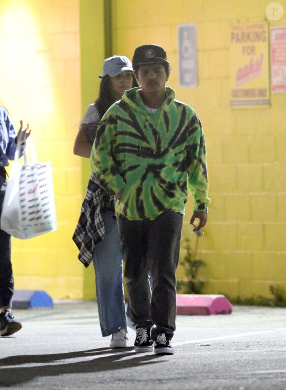 Exclusif - Bruno Mars et sa compagne Jessica Caban font du shopping à Los Angeles, le 1er avril 2019.