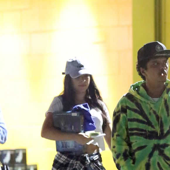 Exclusif - Bruno Mars et sa compagne Jessica Caban font du shopping à Los Angeles, le 1er avril 2019.