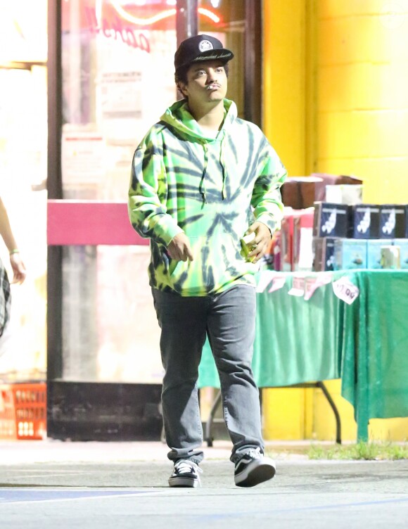 Exclusif - Bruno Mars et sa compagne Jessica Caban font du shopping à Los Angeles, le 1er avril 2019.