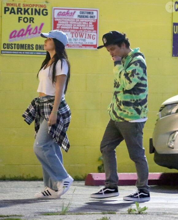 Exclusif - Bruno Mars et sa compagne Jessica Caban font du shopping à Los Angeles, le 1er avril 2019.