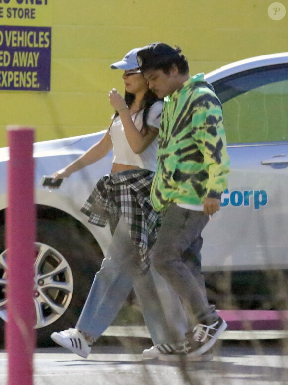 Exclusif - Bruno Mars et sa compagne Jessica Caban font du shopping à Los Angeles, le 1er avril 2019.