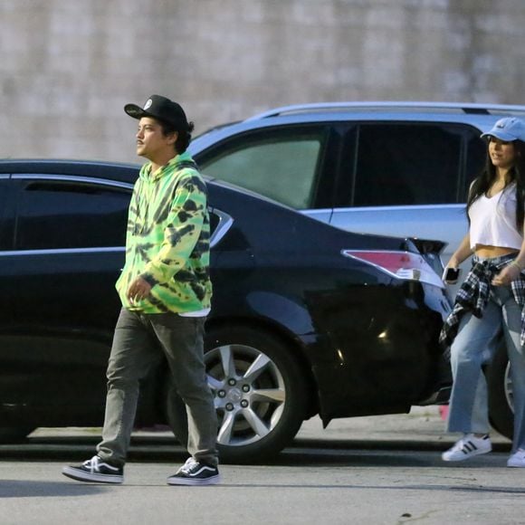 Exclusif - Bruno Mars et sa compagne Jessica Caban font du shopping à Los Angeles, le 1er avril 2019.