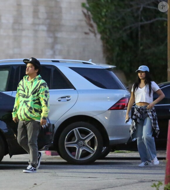 Exclusif - Bruno Mars et sa compagne Jessica Caban font du shopping à Los Angeles, le 1er avril 2019.