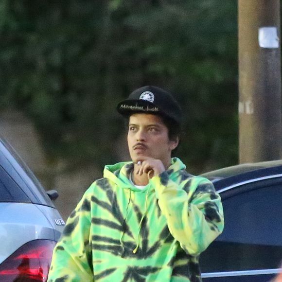 Exclusif - Bruno Mars et sa compagne Jessica Caban font du shopping à Los Angeles, le 1er avril 2019.