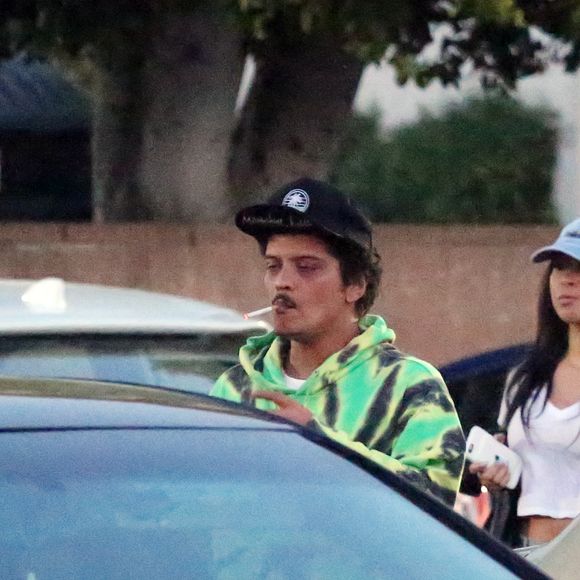 Exclusif - Bruno Mars et sa compagne Jessica Caban font du shopping à Los Angeles, le 1er avril 2019.