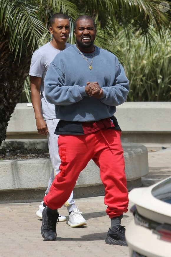 Exclusif - Kanye West à la sortie d'un immeuble à Los Angeles, le 3 avril 2019  For germany call for price Exclusive - Artist Kanye West leaves an office in Los Angeles and has an entourage hop inside his custom Lambo truck. Ye rocked bright red pants with a garment dyed blue sweatshirt and of course, his signature Yeezy 700 sneakers. 3rd april 201903/04/2019 - Los Angeles