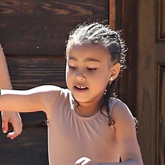 North West arrive à la messe dominicale en musique organisée par Kanye West à Los Angeles. Le 31 mars 2019.