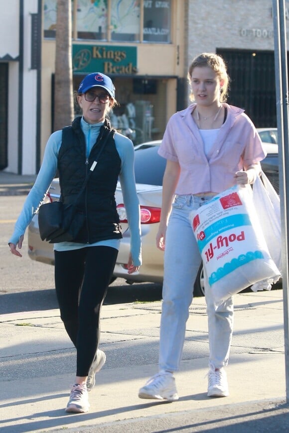Exclusif - Felicity Huffman et sa fille Georgia Macy sont allées faire du shopping à West Hollywood, le 30 mars 2019.