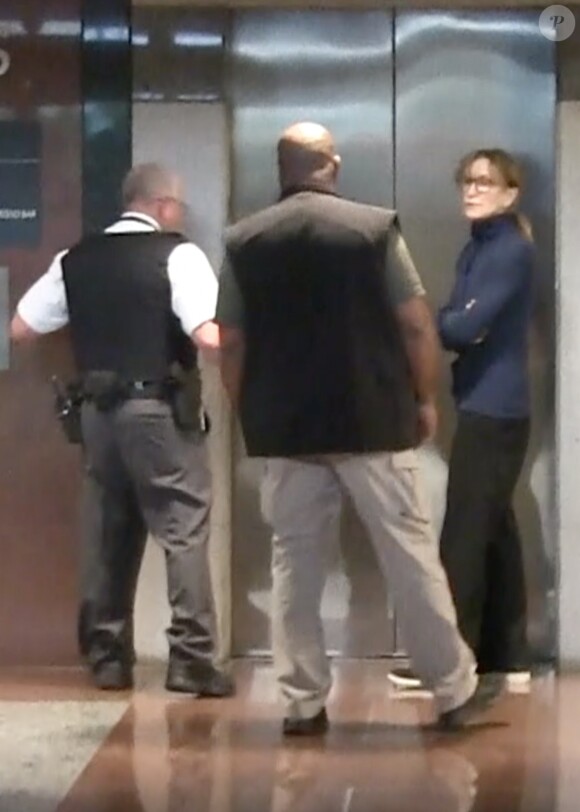 Après une longue garde à vue, Felicity Huffman a été mise en liberté après avoir versé 250 000 dollars de caution au tribunal de Los Angeles. Le 12 mars 2019.