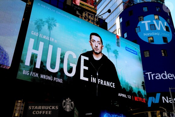 Illustration d'un écran de promotion pour la série de Netflix "Huge in France" avec Gad Elmaleh à Times Square, New York le 4 avril 2019.