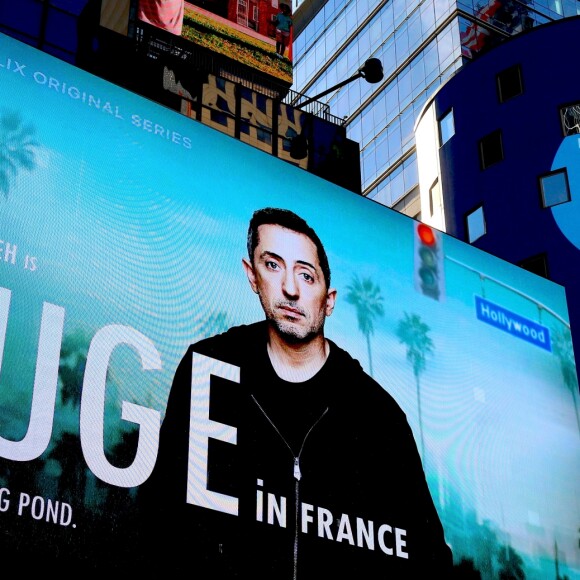 Illustration d'un écran de promotion pour la série de Netflix "Huge in France" avec Gad Elmaleh à Times Square, New York le 4 avril 2019.