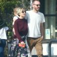 Exclusif - Emilia Clarke (Game of Thrones) se balade bras dessus bras dessous avec son compagnon Charlie McDowell à Los Angeles le 11 novembre 2018.