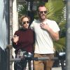 Exclusif - Emilia Clarke (Game of Thrones) se balade bras dessus bras dessous avec son compagnon Charlie McDowell à Los Angeles le 11 novembre 2018.