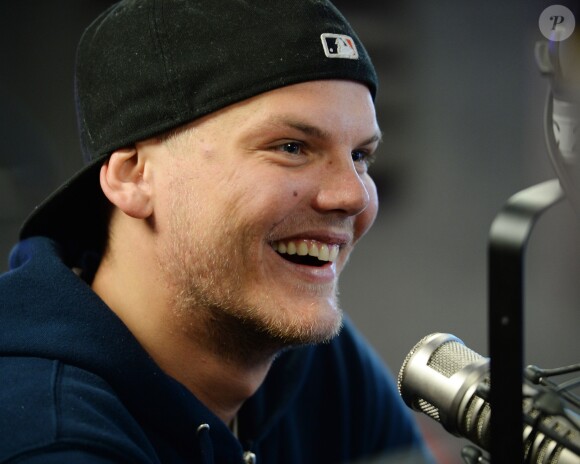 Le DJ Avicii sur Radio Y-100 à Fort Lauderdale le 12 février 2016. Le DJ suédois Tim Bergling, alias Avicii, connu pour son tube Wake Me Up est mort à l'âge de 28 ans à Mascate (sultanat d'Oman), annonce son agent, vendredi 20 avril. "C'est avec une profonde tristesse que nous annonçons la perte de Tim Bergling, également connu sous le nom d'Avicii, qui a été retrouvé mort à Muscat, Oman, vendredi 20 avril, heure locale. La famille est dévastée. Nous demandons à chacun de respecter son besoin de protection de la vie privée en cette période difficile, aucune autre déclaration ne sera faite", écrit-il dans un communiqué.