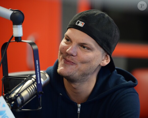 Le DJ Avicii sur Radio Y-100 à Fort Lauderdale le 12 février 2016. Le DJ suédois Tim Bergling, alias Avicii, connu pour son tube Wake Me Up est mort à l'âge de 28 ans à Mascate (sultanat d'Oman), annonce son agent, vendredi 20 avril. "C'est avec une profonde tristesse que nous annonçons la perte de Tim Bergling, également connu sous le nom d'Avicii, qui a été retrouvé mort à Muscat, Oman, vendredi 20 avril, heure locale. La famille est dévastée. Nous demandons à chacun de respecter son besoin de protection de la vie privée en cette période difficile, aucune autre déclaration ne sera faite", écrit-il dans un communiqué.