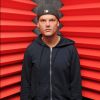 Archives - Le DJ Avicii sur Radio Y-100 à Fort Lauderdale le 12 février 2016. Le DJ suédois Tim Bergling, alias Avicii, connu pour son tube Wake Me Up est mort à l'âge de 28 ans à Mascate (sultanat d'Oman), annonce son agent, vendredi 20 avril. "C'est avec une profonde tristesse que nous annonçons la perte de Tim Bergling, également connu sous le nom d'Avicii, qui a été retrouvé mort à Muscat, Oman, vendredi 20 avril, heure locale. La famille est dévastée. Nous demandons à chacun de respecter son besoin de protection de la vie privée en cette période difficile, aucune autre déclaration ne sera faite", écrit-il dans un communiqué.
